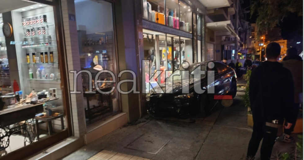 Ηράκλειο: Αυτοκίνητο παρέσυρε 27χρονη και κατέληξε σε βιτρίνα καταστήματος [βίντεο]